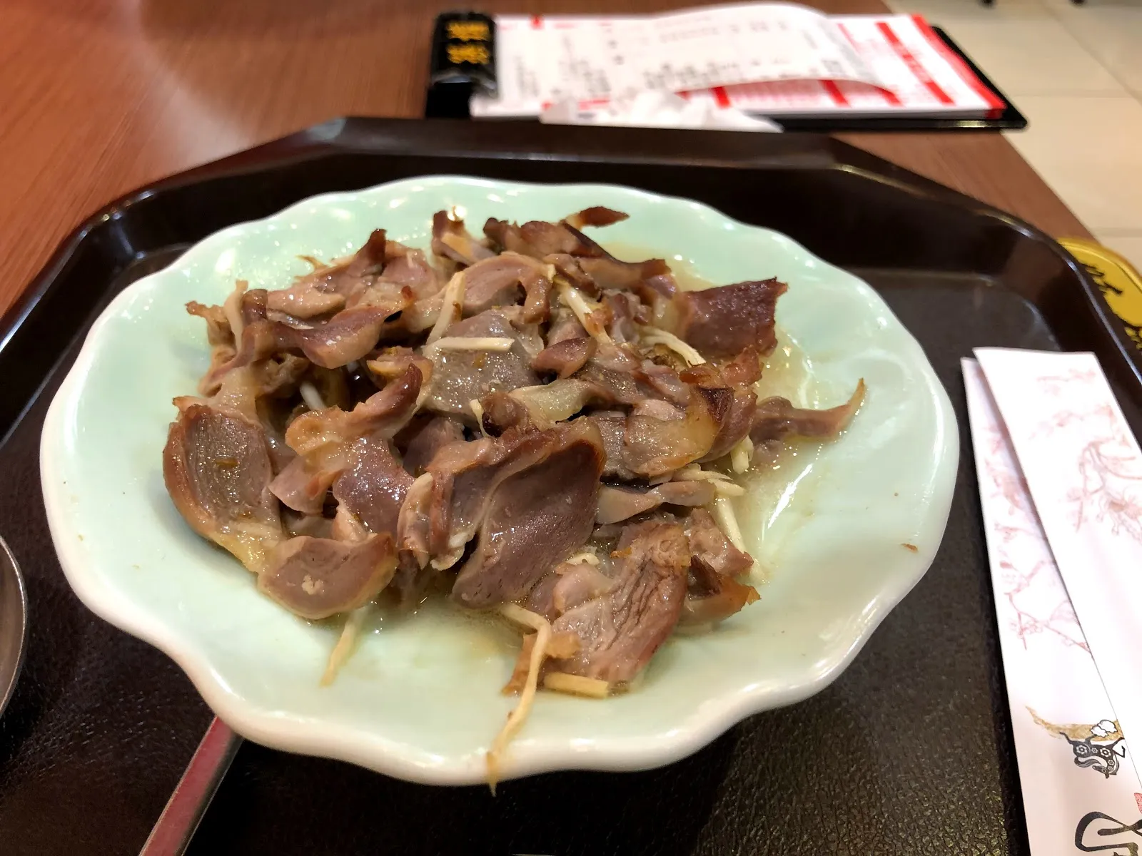 淺綠色花邊盤上的小菜，切片的滷味拌著薑絲