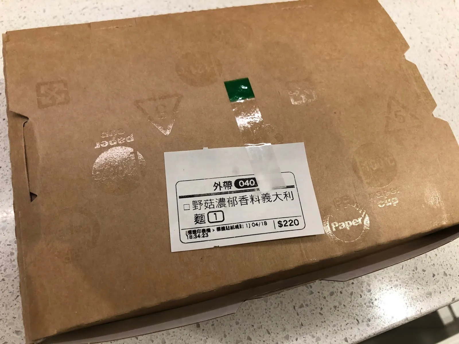 另一個牛皮紙外帶袋,標籤上寫著野菇濃郁香料義大利麵 220 元