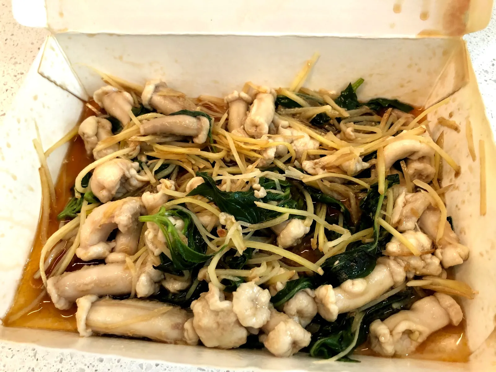 紙盒裡的薑絲炒羊雜，白色的羊雜配上大量薑絲、豆芽與青菜，淋著淡褐色醬汁