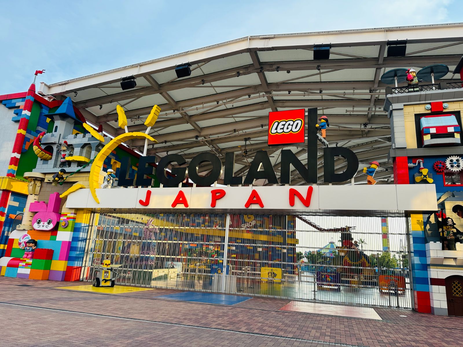 樂高樂園日本的正門，白色屋頂下是巨大的 LEGOLAND JAPAN 立體字，兩側是色彩繽紛的積木造型牆面
