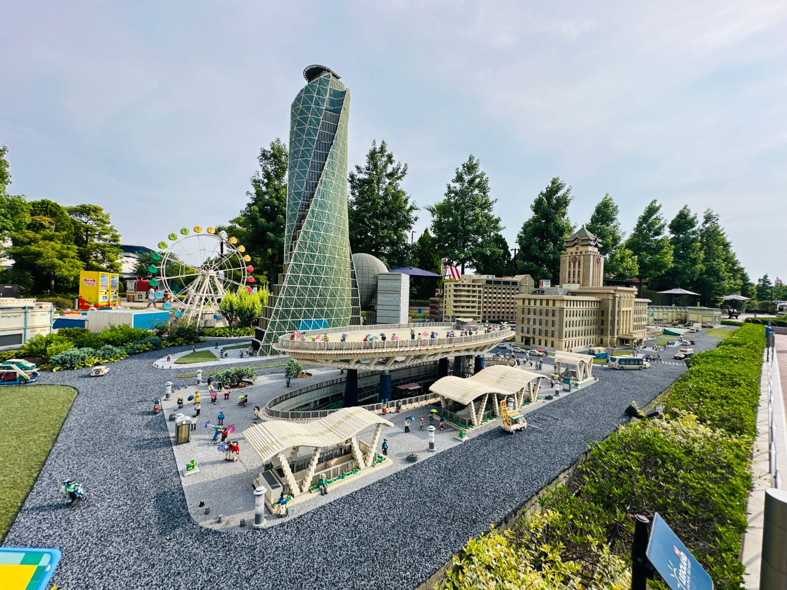 迷你樂園的另一區，重現名古屋車站前的螺旋造型大樓、摩天輪與車站廣場，地面鋪著碎石當作道路